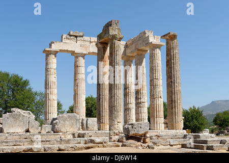 Le Temple de Zeus dans le centre du sanctuaire de Zeus à Nemea Péloponnèse, Grèce. Construit en 330 avant J.-C. sur le site de l'heure te Banque D'Images