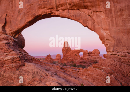 Fenêtre nord et tourelle de Arch, Arches National Park, Utah, USA Banque D'Images