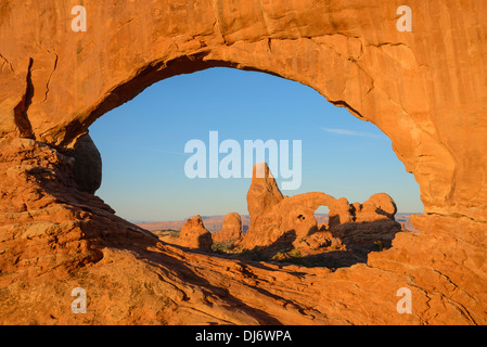 Fenêtre nord et tourelle de Arch, Arches National Park, Utah, USA Banque D'Images