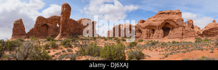 À la section Windows vers arc double, Arches National Park, Utah, USA Banque D'Images