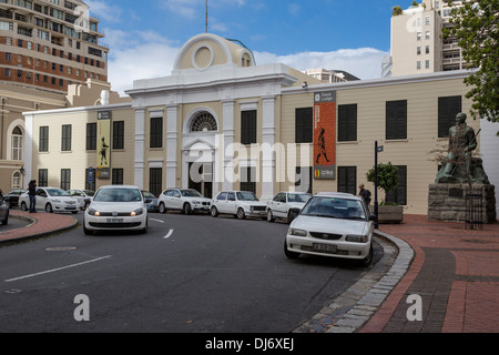 L'Afrique du Sud, Cape Town. Iziko Slave Lodge, ancien immeuble de bureaux du gouvernement, vieille cour suprême. Statue de Jan Smuts, droite. Banque D'Images