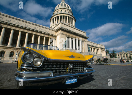 Voiture américaine classique, cabriolet Electra 225 1959 de Buick, devant Capitolio, la Havane, Cuba Banque D'Images