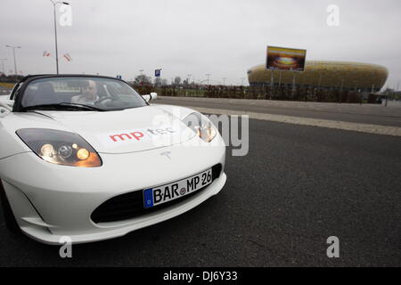 Gdansk, Pologne 23ème, novembre 2013 Re:recyclage Ville et foire écologique. Voiture de sport électrique Tesla présentation. Le Roadster Tesla est un véhicule électrique à batterie de voiture de sport produit par l'anglais Tesla Motors Company. Credit : Michal Fludra/Alamy Live News Banque D'Images