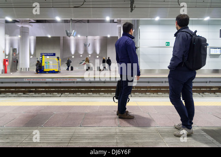 Les usagers des trains à grande vitesse d'attente à la gare centrale, un tout nouveau et très moderne gare à Bologne, Italie Banque D'Images