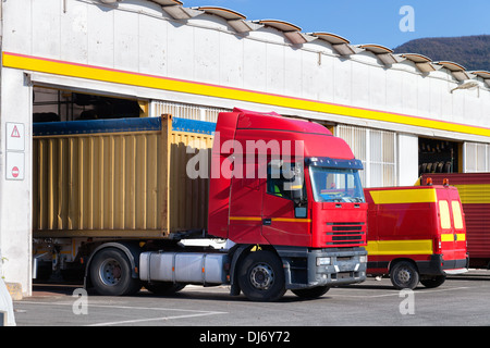 Van et camion en face d'un atelier mécanique Banque D'Images