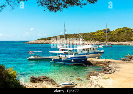 Bateaux Taxi dans petit port sur l'île de Proizd, Croatie Banque D'Images