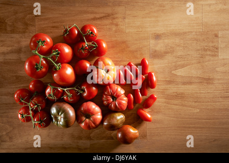 Tomates sur un marché et les producteurs. Différentes variétés et sur la vigne. Excellent pour les salades et Canning. Cherry Banque D'Images