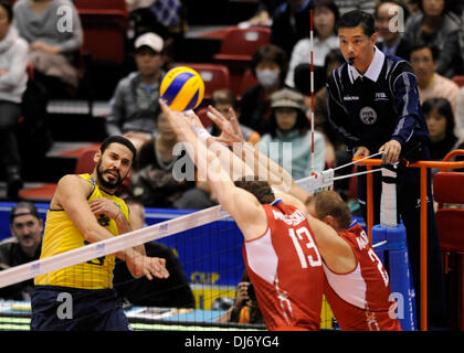 Tokyo, Japon. 23 nov., 2013. Mauricio Borges Almeida Silva (1e, L) du Brésil les crampons le ballon au cours de la FIVB World Grand Champions Cup 2013 contre la Russie au gymnase Metlopolitan Tokyo à Tokyo, Japon, le 23 novembre 2013. La Russie a gagné 3-2. Credit : Stringer/Xinhua/Alamy Live News Banque D'Images