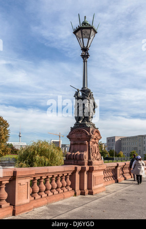 Moltke Bridge, Motltebruecke - pont de grès rouge avec des lampes et des statues sur la Spree - Berlin Banque D'Images