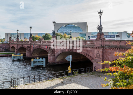 Moltke Bridge, Motltebruecke - pont de grès rouge avec des lampes et des statues sur la Spree - Berlin Banque D'Images