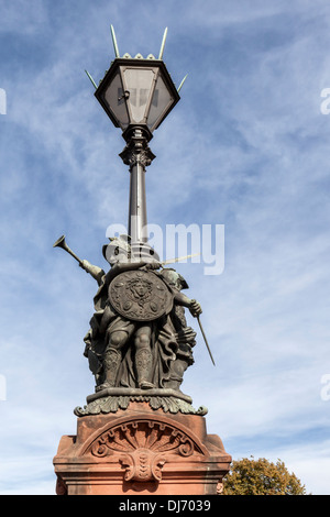 Moltke Bridge, Motltebruecke - Détail de la liste pont de grès rouge avec des lampes et des statues sur la Spree - Berlin Banque D'Images