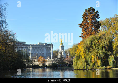 St Jame's Park, Londres, UK. 23 novembre 2013. Le palais de Buckingham et de l'Édifice commémoratif Victoria vu de St James's Park, à l'automne : Matthieu Chattle Crédit soleil/Alamy Live News Banque D'Images