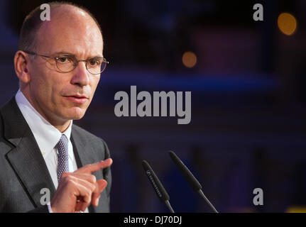 Berlin, Allemagne. 22 nov., 2013. Le Premier ministre italien Enrico Letta prononce une allocution à la réunion de direction de l'économie journal Sueddeutsche Zeitung à Berlin, Allemagne, 22 novembre 2013. Photo : HANNIBAL/dpa/Alamy Live News Banque D'Images