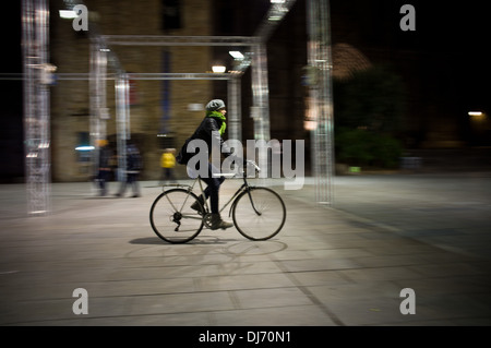 Une femme à vélo dans Barcelone. Banque D'Images