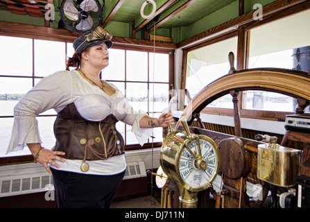 Jeune femme vêtue de Steampunk posant dans la timonerie sur la Belle of Louisville Banque D'Images