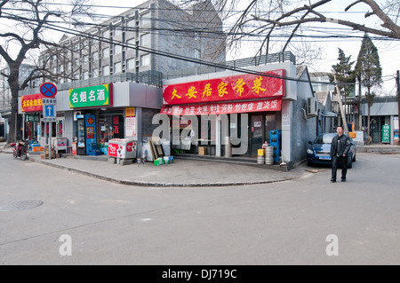 Petits commerces et restaurant dans un quartier de Hutong, Beijing, Chine Banque D'Images