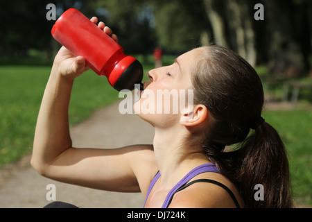 Jolie femme sportive l'eau potable après le sport ou la course Banque D'Images