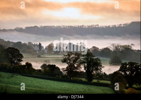 Un misty view de Alderley maison près de Wotton-under-edge, Gloucestershire UK Banque D'Images