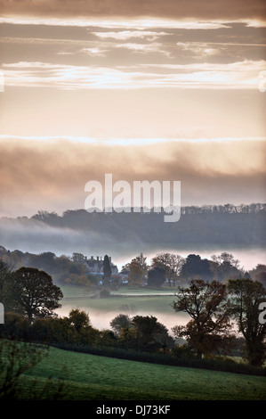 Un misty view de Alderley maison près de Wotton-under-edge, Gloucestershire UK Banque D'Images
