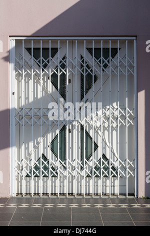 L'Afrique du Sud, Cape Town, banlieue d'Athlone. Barrière de sécurité en face de l'entrée de maison privée. Banque D'Images