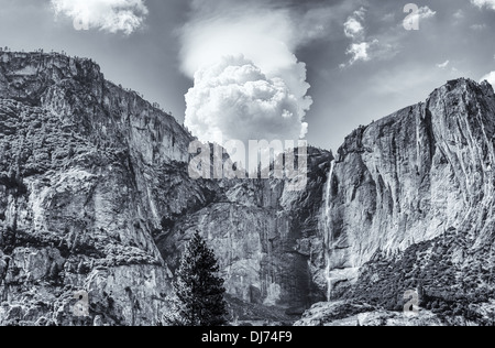 Upper Yosemite Falls avec un nuage d'overhead. Yosemite National Park, California, United States. Banque D'Images
