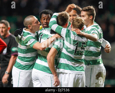 Glasgow, Ecosse. 23 nov., 2013. Les joueurs celtique célébrer Derk Boerrigter's premier but pour le Celtic lors de la Scottish Premier League match entre Celtic et Aberdeen de Celtic Park. Credit : Action Plus Sport/Alamy Live News Banque D'Images