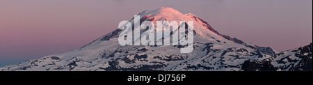 Matin Alpenglow sur le Mont Rainier de Shriner Peak, le Mont Rainier National Park, Washington. Banque D'Images