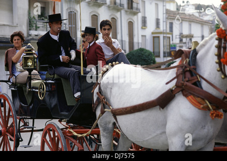 Famille espagnole sur barouche chariot tiré par un cheval pendant une feria Un festival local annuel en Andalousie sud de l'Espagne Banque D'Images