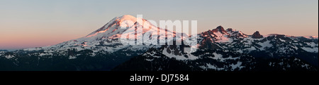 Début de la lumière sur le Mont Rainier de Shriner Peak, le Mont Rainier National Park, Washington. Banque D'Images