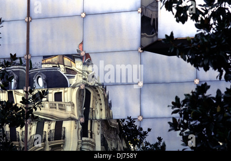 Reflet de l'ancien bâtiment moderne dans un immeuble de bureaux en verre dans la ville de Grenade en Andalousie communauté autonome dans le sud de l'Espagne Banque D'Images