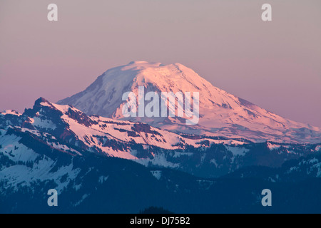 Soir alpenglow sur le Mont Adams au-dessus de pics dans la chèvre sauvage des Rochers, le Mont Adams Wilderness, Washington. Banque D'Images