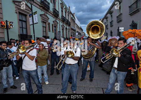 Une fanfare mexicaine prend part à la Journée de la fête des morts connus en espagnol comme día de muertos à Oaxaca, au Mexique. Banque D'Images