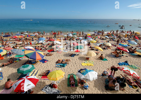 Paniers-plage avec transats à Praia dos Pescadores situé juste en face de la vieille ville d'Albufeira en Algarve, la région la plus méridionale du Portugal Banque D'Images