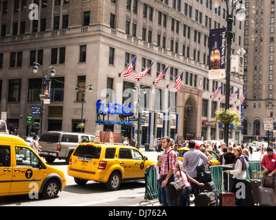 Scène de rue sur la 7ème Avenue à l'extérieur de la gare Penn Station, NYC Banque D'Images