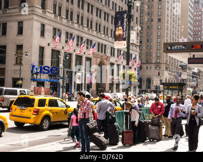 Scène de rue sur la 7ème Avenue à l'extérieur de la gare Penn Station, NYC Banque D'Images