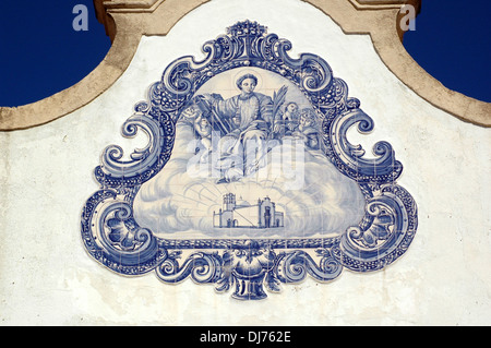 Étain peint-céramique émaillée Azulejos couronnant le frontispice de l'église de Sao Lourenco dans la paroisse civile d'Almancil, dans la municipalité de Loulé dans région de l'Algarve Portugal Banque D'Images