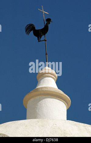 Le coq de Barcelos un des emblèmes les plus communes du Portugal placé sur un clocher d'église de Sao Lourenco dans la paroisse civile d'Almancil, dans la municipalité de Loulé dans région de l'Algarve Portugal Banque D'Images