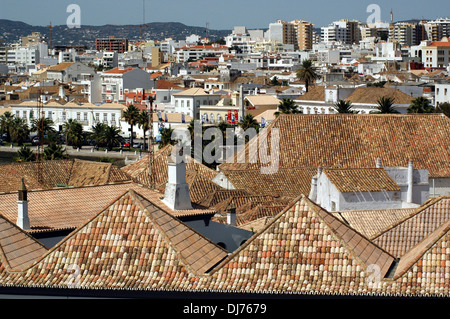 Vue sur des toits de la vieille ville de Faro, en Algarve au sud du Portugal Banque D'Images