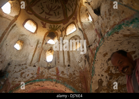 Garde d'un cimetière à l'intérieur d'un mausolée (vers 16thCE) Fatamid dans le cimetière, à Assouan, Egypte. Banque D'Images