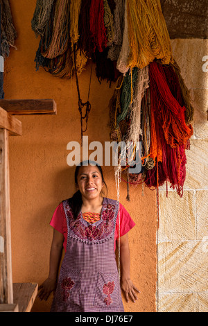 Une femme indigène zapotèque teints à la main laine utilisée pour tisser des tapis traditionnels le 30 octobre 2013 à Teotitlan de Valle, au Mexique. Banque D'Images