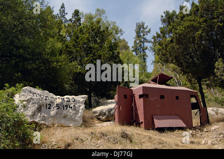 Vestiges de la guerre de 1948 véhicule blindé à Shaar Hagai ou Bab El Wad sur la route principale de Tel Aviv à Jérusalem en Israël Banque D'Images