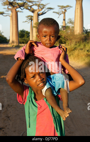 Les enfants malgaches, Morondava, Madagasar Banque D'Images