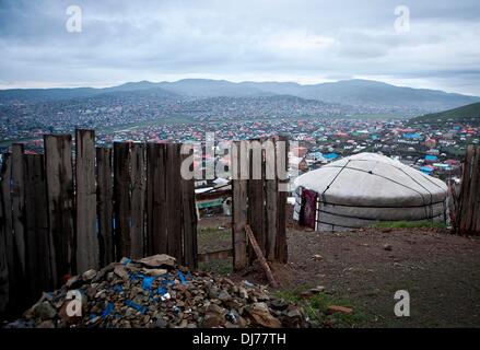 25 Sep 2012 - Oulan-Bator, Mongolie - l ger districts qui sonner la capitale, Oulan-Bator, chambre une population permanente des personnes déplacées des nomades. Au cours de l'hiver, Oulan-Bator est la deuxième capitale de l'air pollué dans le monde explique en grande partie par la combustion du charbon. Les bergers mongols constituent l'une des plus grandes cultures nomades restants. Ils ont vécu pendant des millénaires dans les steppes, faisant paître leurs troupeaux sur les pâturages luxuriants. Mais aujourd'hui, leur mode de vie traditionnel est menacé sur plusieurs fronts. Parallèlement à l'évolution rapide du paysage économique, les changements climatiques et la désertification Banque D'Images