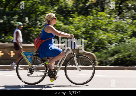 Mature Woman Riding Bicycle in Central Park, NYC Banque D'Images