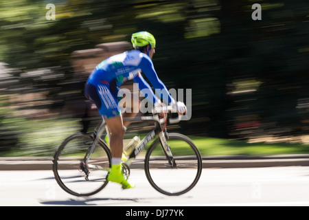 Man Riding Bicycle in Central Park, NYC Banque D'Images