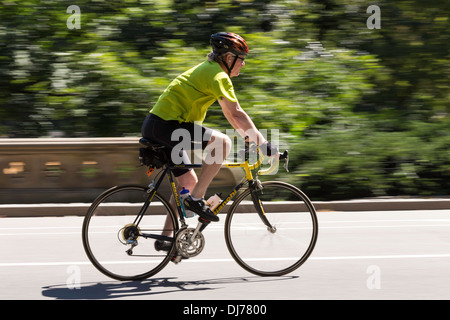 Man Riding Bicycle in Central Park, NYC Banque D'Images