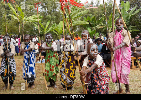 La scène de danse tribal garçons Kikuyu, Karatina, Kenya Banque D'Images