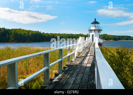 Point de doublement feu d'alignement a été construite le long d'une courbe prononcée dans la Kennebec, dans le Maine pour protéger du trafic maritime. Banque D'Images