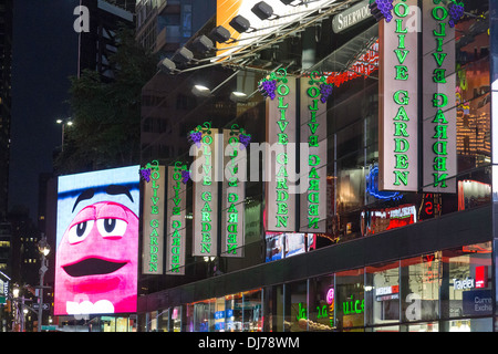 M&M Store ad et Olive Garden Italian Restaurant à Times Square, New York 2013 Banque D'Images