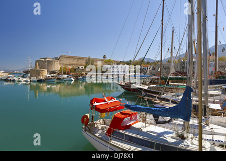 Vieux port et château médiéval à Kyrenia, Chypre. Banque D'Images